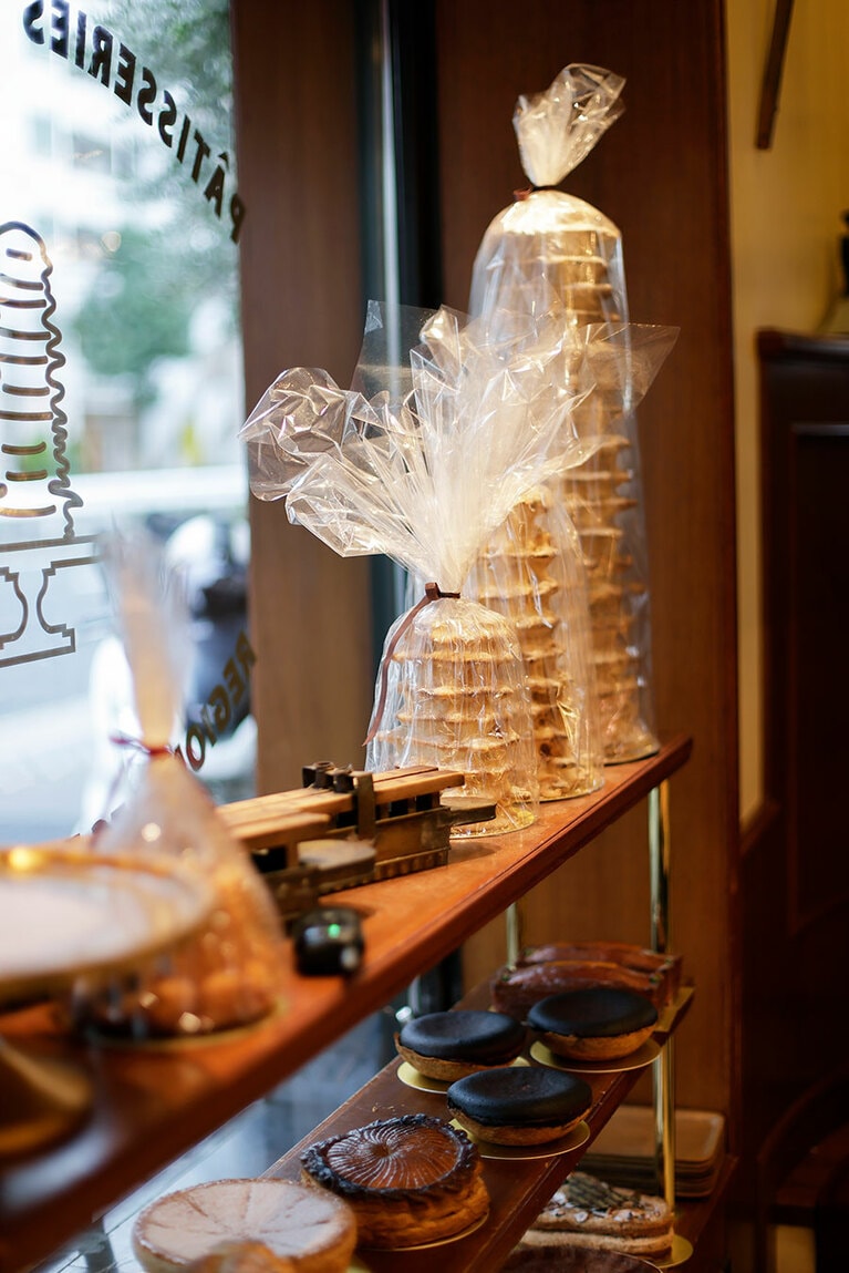 大きいサイズのお菓子も欠かさない。窓辺にそそり立つのはシグニチャーのひとつ、ガトー・ピレネー。