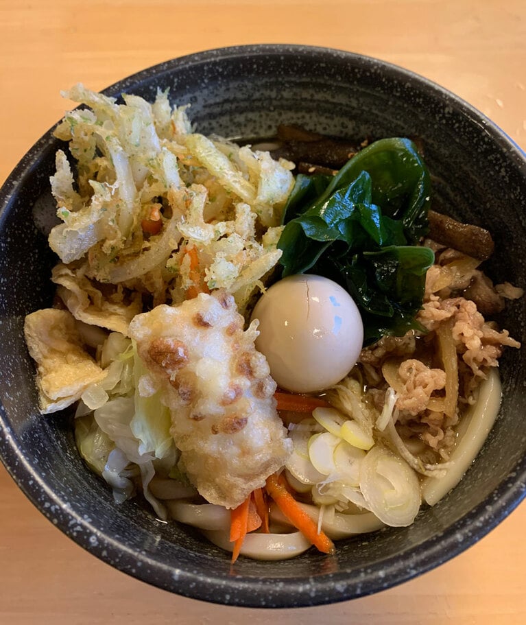 汁少なめ、具たっぷりの「玉喜亭うどん」750円。