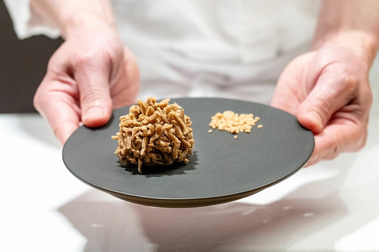 きんとん製「紅香織（こうこうおり）」。飲み物付き2,090円。5月中旬まで。