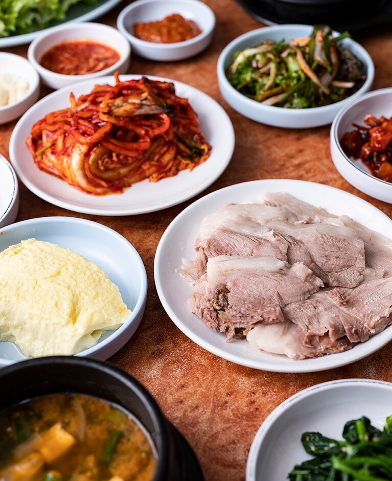 ポッサム定食 10,000ウォン。ひとり利用にも嬉しいポッサム定食は6品のおかず付き。写真は2人前。