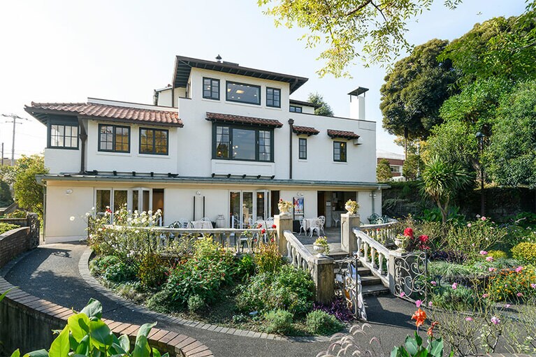 赤瓦と白い壁が美しい「山手111番館」［横浜市指定文化財］。