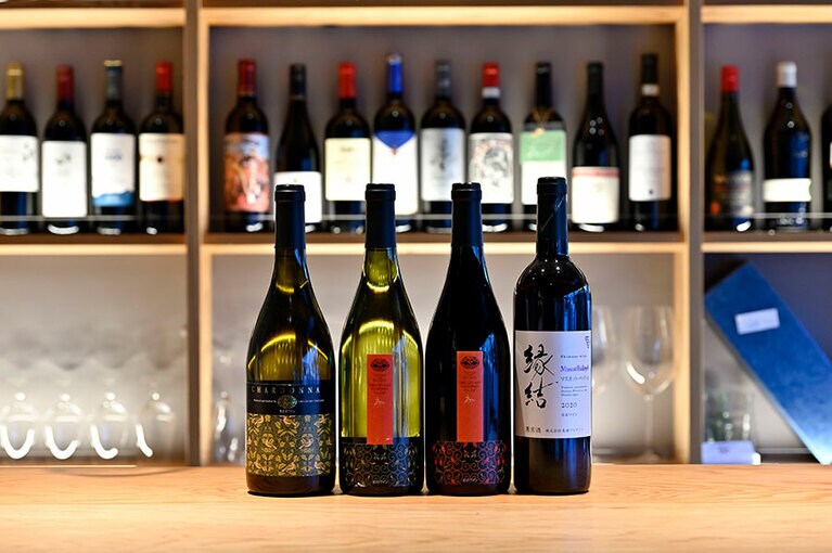 「グラン・ヴァン18区」のおすすめ島根ワイン。左から、奥出雲葡萄園「シャルドネ」3,300円、「杜のワイン」白・赤 各2,640円、島根ワイナリー「島根わいん縁結 マスカット・ベーリーA」2,480円。