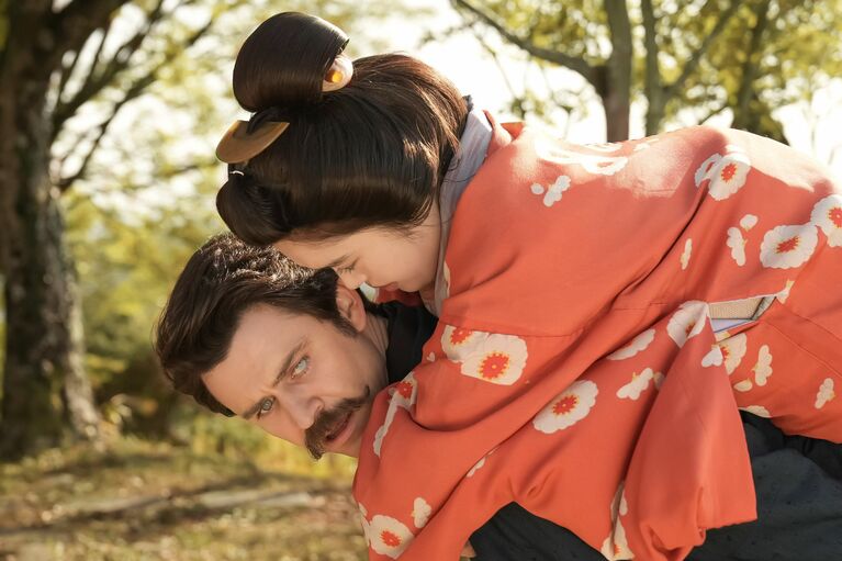 妊娠を明かしたトキをおんぶして「行かない。家族、ずっと日本暮らすしましょ」と、ヘブンは愛を伝える。©NHK