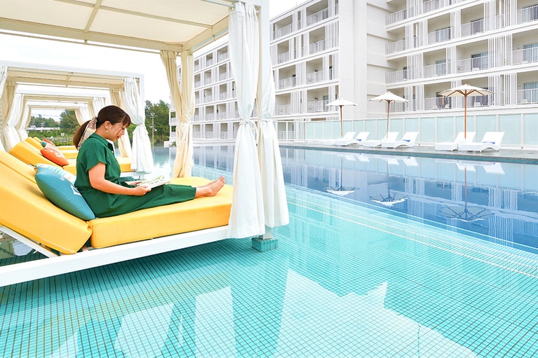 プールカバナでのんびり読書。これもリゾートホテルでのワーケーションならでは。