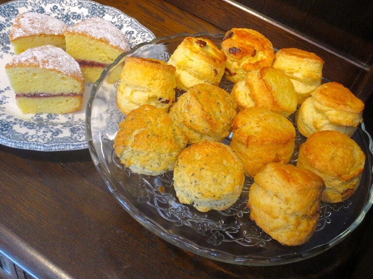 「スコーン」。プレーン300円。クランベリー、紅茶＆ホワイトチョコなど各350円。「ヴィクトリアケーキ」500円。