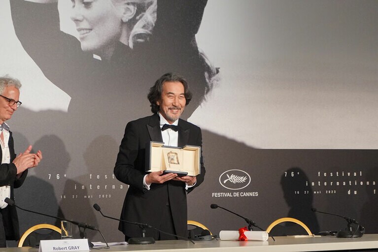 受賞者記者会見での、とても嬉しそうな役所さん。ここでもユーモアたっぷりの回答をしていた。