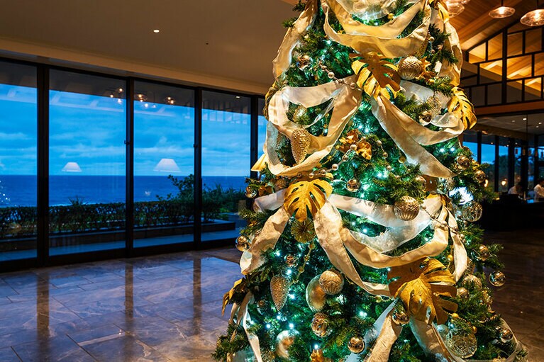 「サンセットウイング」のツリー越しの海！