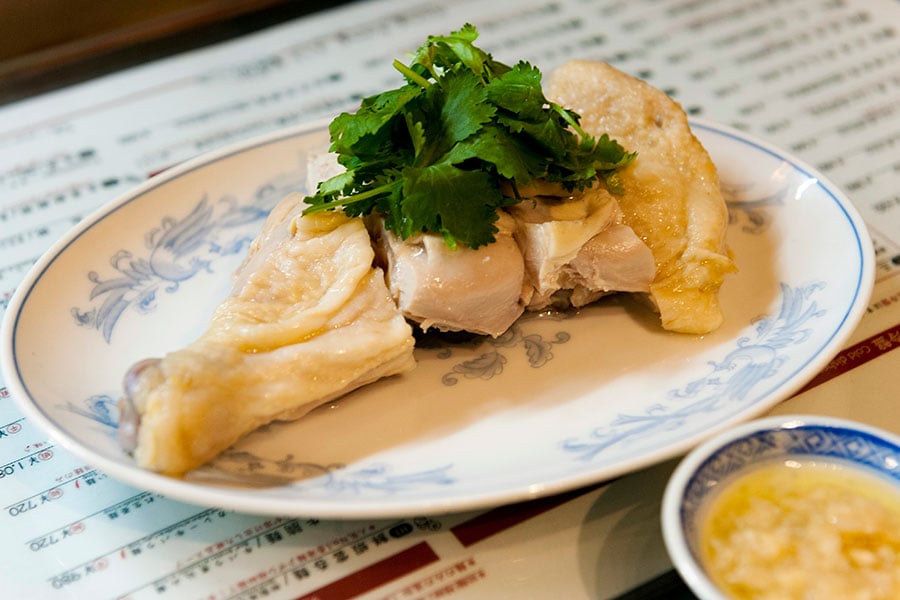 「蒸し鶏ネギ生姜ソースがけ」720円。シンプルな蒸し鶏を香港式のソース＆パクチーでサッパリと。