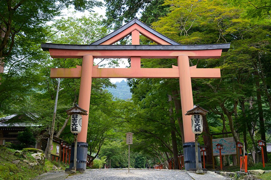 境内に40以上のお社がある日吉大社。鳥居の上部にある三角の破風(はふ)は、比叡山を表したもの。お寺と神社、仏と紙が共存する比叡山ならではの信仰を特徴づけている。