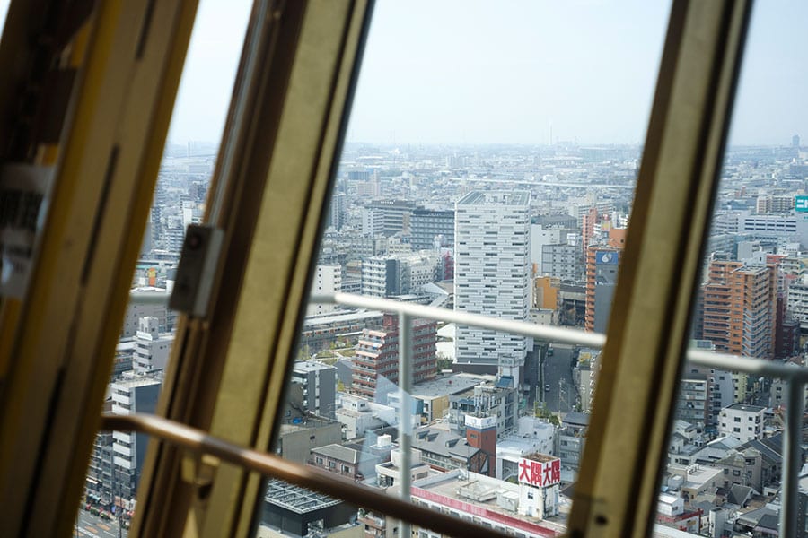 通天閣の5階にある黄金の展望台からの眺望。87.5メートルからの眺めは格別です。