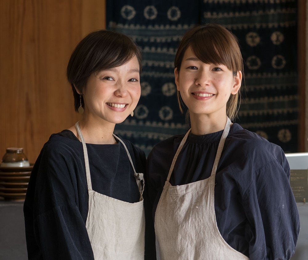 左から、松田七恵さん、萌さん。カフェでは萌さん作のアクセサリーも販売。