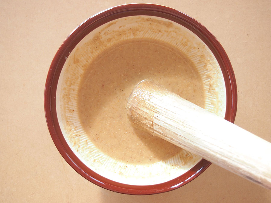 (1) 白ごまをすり鉢ですります。すりおろした生姜、みそを入れて簡単に混ぜ合わせます。米酢、砂糖、水を入れてさらに混ぜ、ソース状にします。