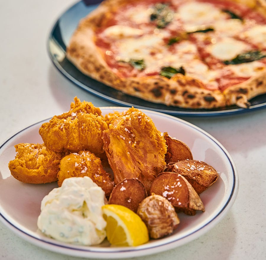 東京で一番美味しいと評判のサクサクの「真カジキのフィッシュ＆チップス」1,200円と、人気No.1の「ピザ・マルゲリータ」1,200円。