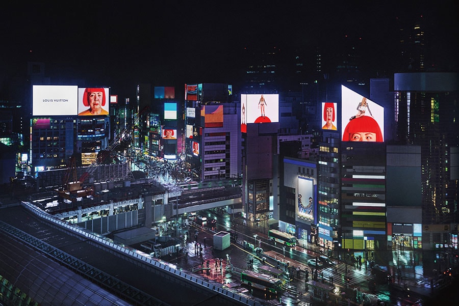 渋谷のスクランブル交差点。新宿駅東口にもスペシャル動画が公開されている。ⒸLOUIS VUITTON / DAICI ANO