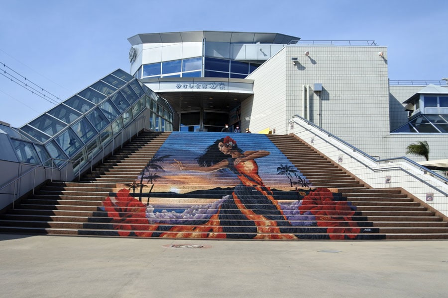 平成8年にオープンした砂むし会館「砂楽」。フラダンスのフェスティバルも開催される“フラの街”ならではの階段アートが。