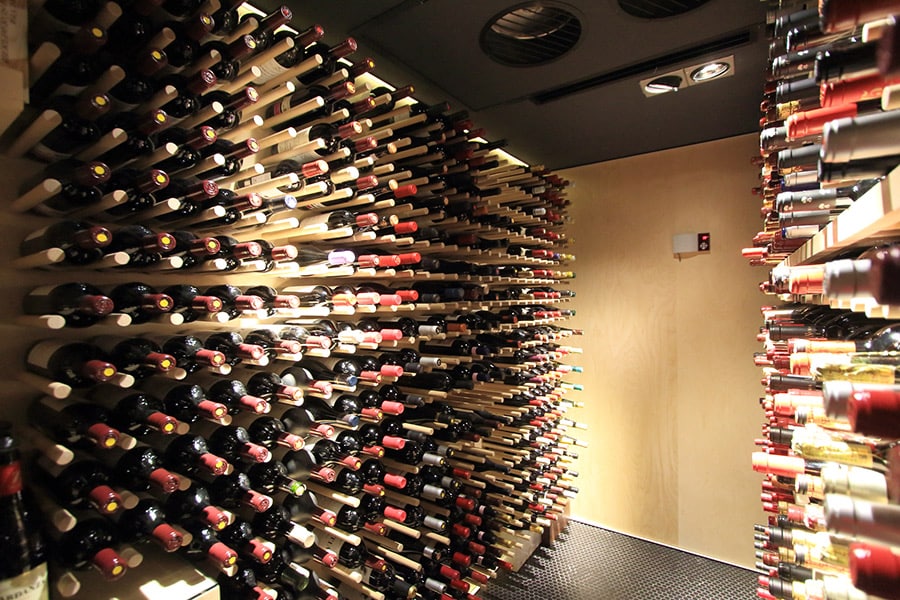 ワインセラーには上質のワインがずらり並んでゲストの注文を待っている。