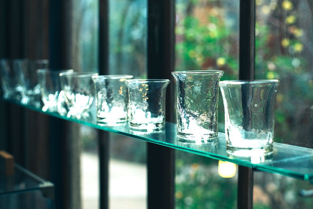 岡山県早島町でガラスを吹く石川昌浩のグラスが並ぶ。
