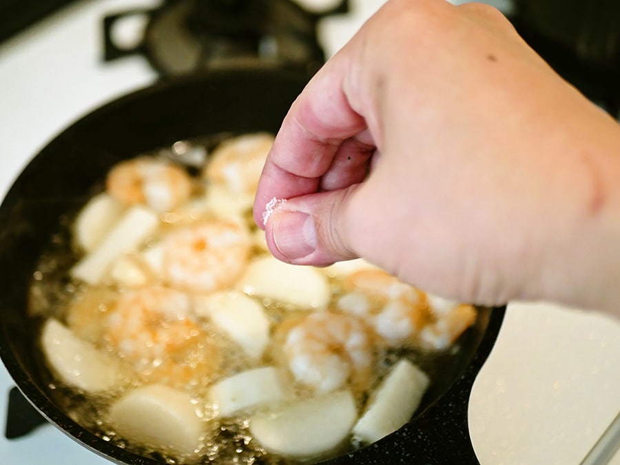 「塩、多めのひとつまみ」を全体にふる。