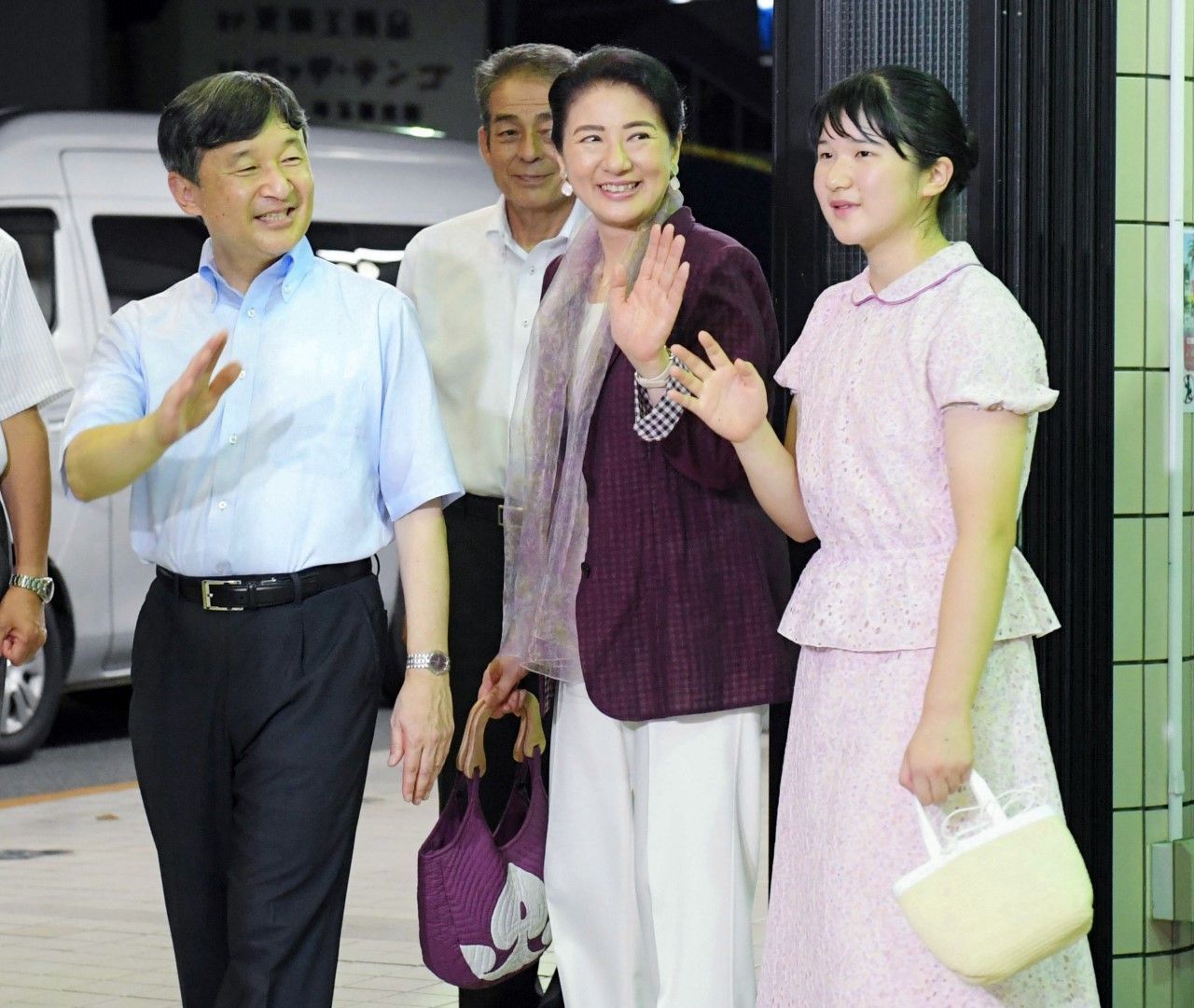 2019年8月、伊豆急下田駅に到着され、集まった人たちに手を振られる天皇皇后両陛下と愛子さま　©時事通信社