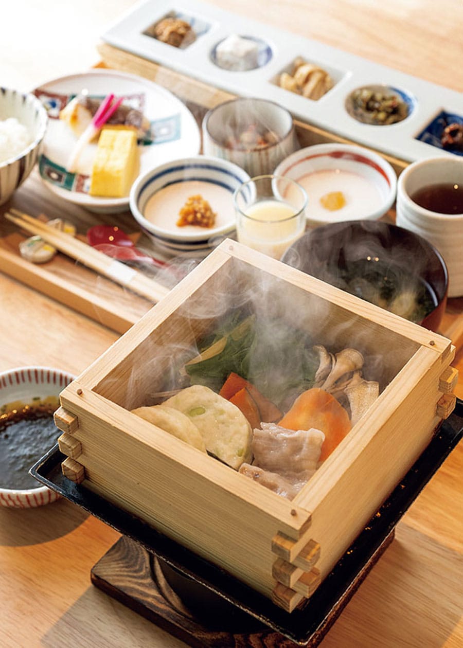 野菜や練り物、お肉のせいろ蒸しがうれしい朝食。白米に焼き魚、卵焼きなど、定番の和食がちゃんとおいしい。