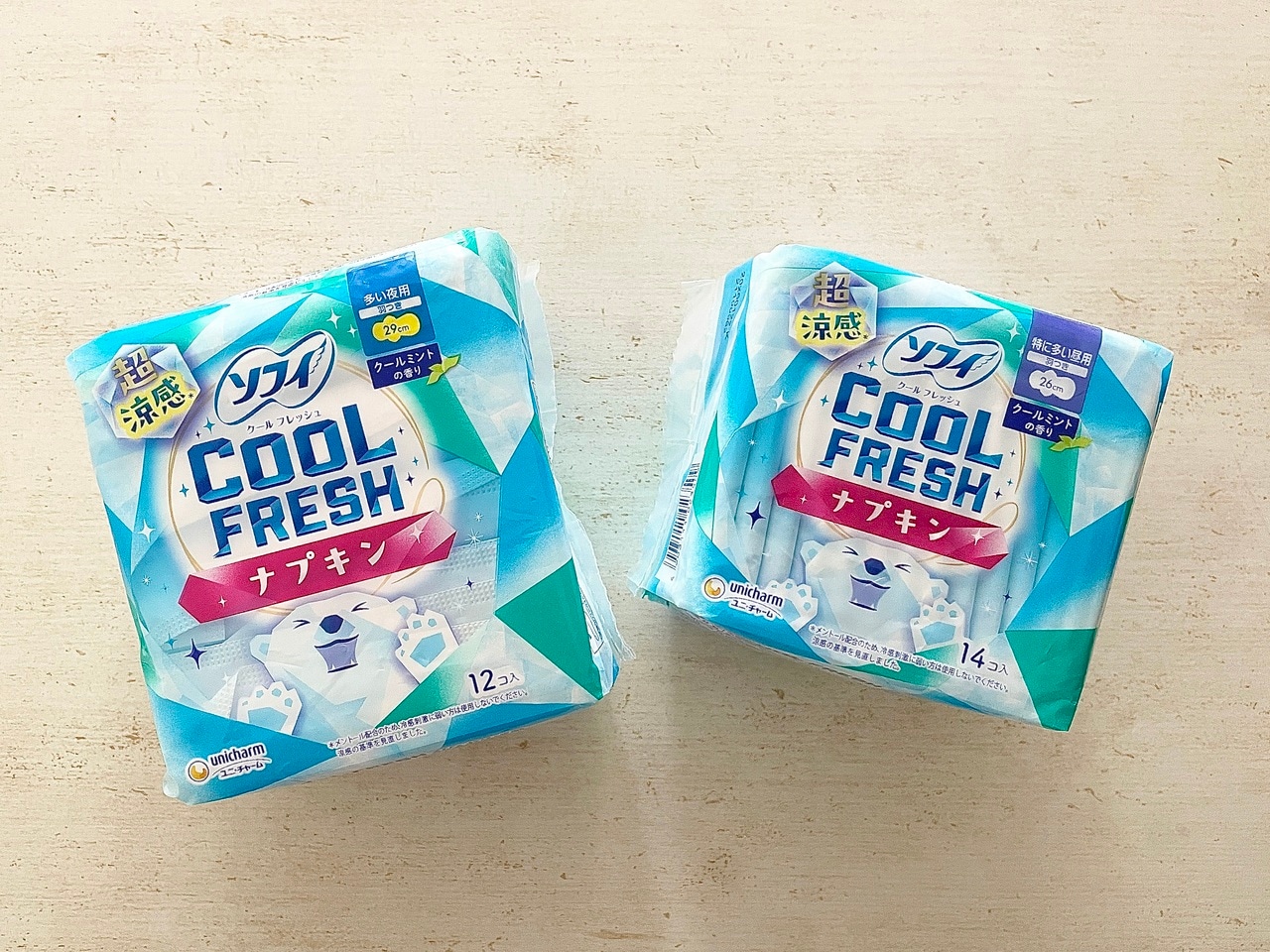 「ソフィ クールフレッシュ 超涼感ナプキン 多い夜用 羽つき」12枚入り、右：「ソフィ クールフレッシュ 超涼感ナプキン 特に多い昼用」14枚入り。オープンプライス／ユニ・チャーム