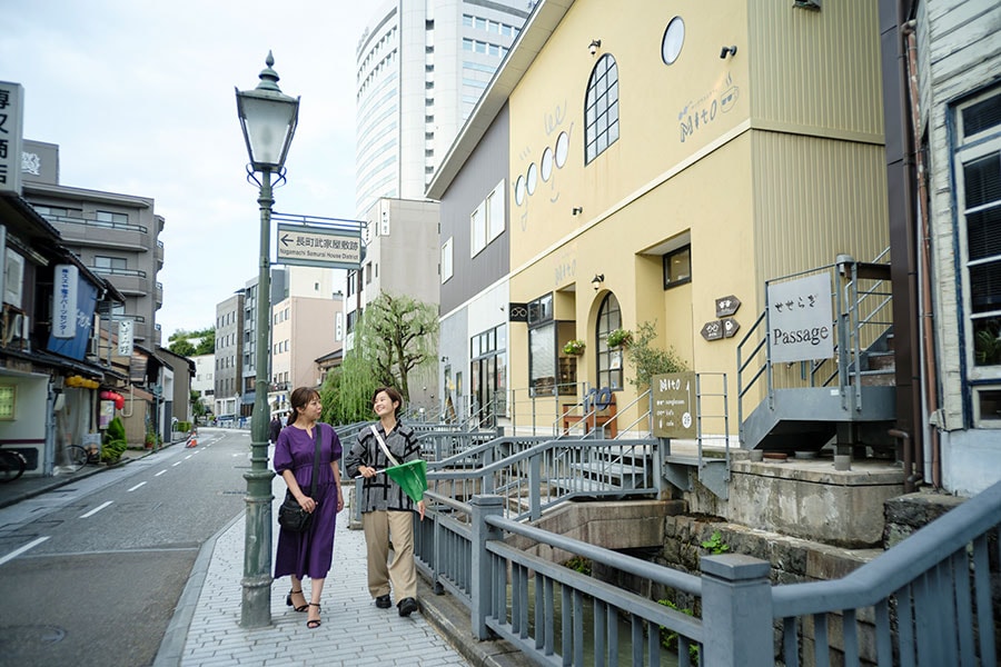 金沢一の繁華街・香林坊の裏手にある「せせらぎ通り」へ。多彩な飲食店や雑貨屋さんなどが立ち並ぶ、おしゃれな雰囲気のエリアです。