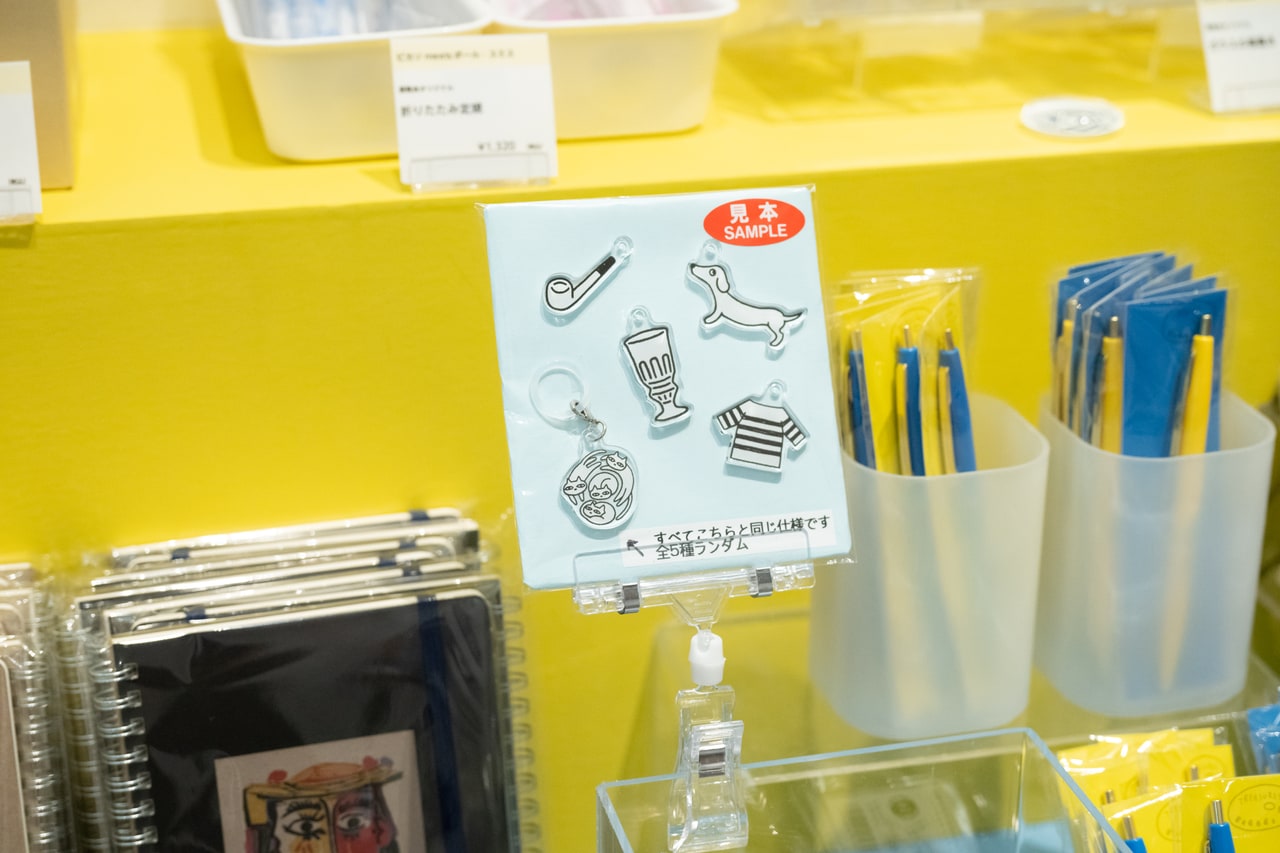 「アンブレラチャーム」550円。
