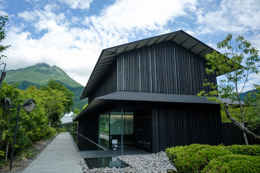 黒い焼杉の建物が由布院の自然にしっくりと馴染む。