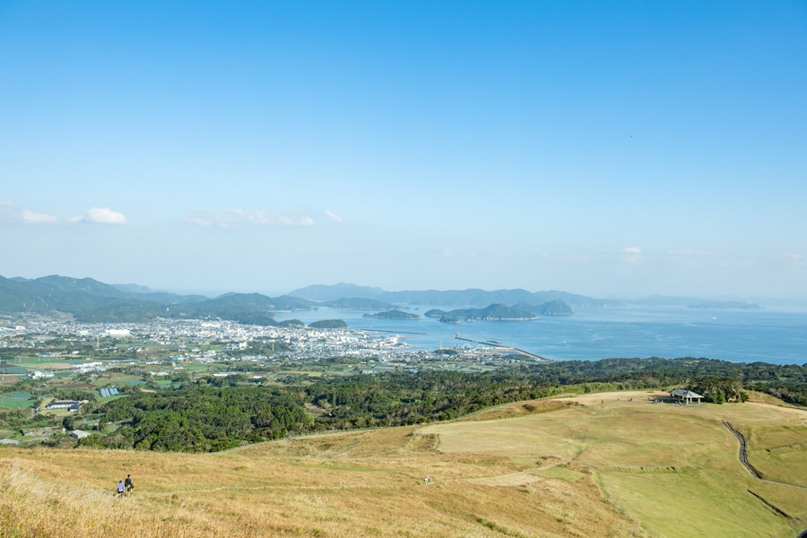 翌朝は鬼岳へ。全面が芝生に覆われていて、散策しやすい。