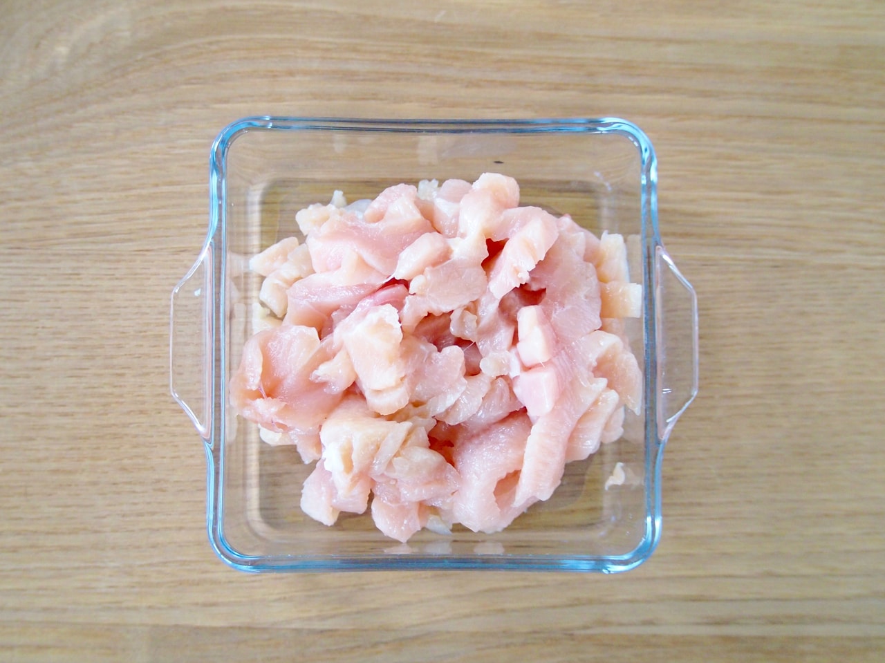 鶏胸肉は粗く刻む。