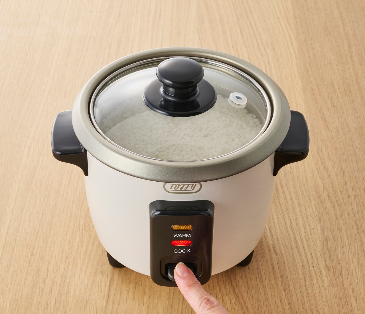 炊き方は、米と水を入れ、フタをしてスイッチを入れるだけ。炊飯が完了すると同時に自動的に保温モードに切り替わる。