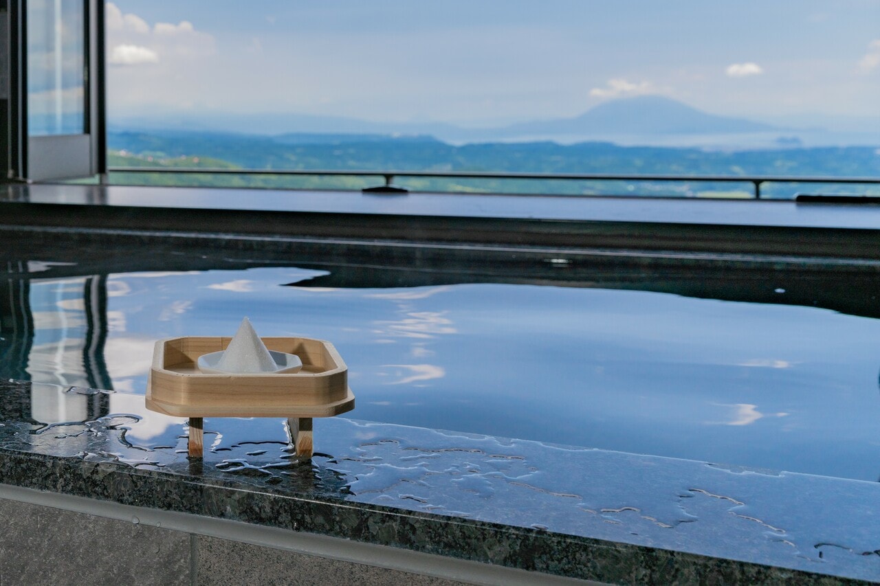 客室露天風呂に用意される清め塩は、霧島神宮の神前にお供えされている神饌。神様が嫌う穢れを祓い、神様に思いを届ける準備を整える。