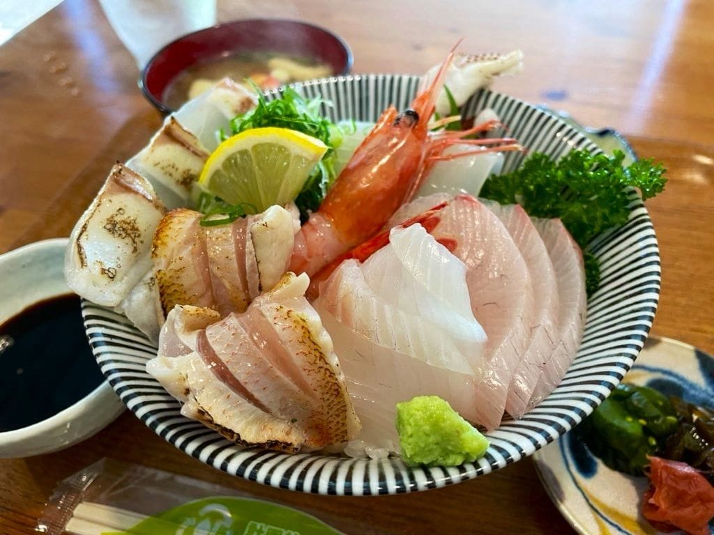 香住駅の向かいにある「魚屋（UOYA）はらとく」。のどぐろまで入った地魚の海鮮炙り丼が1650円と破格！）