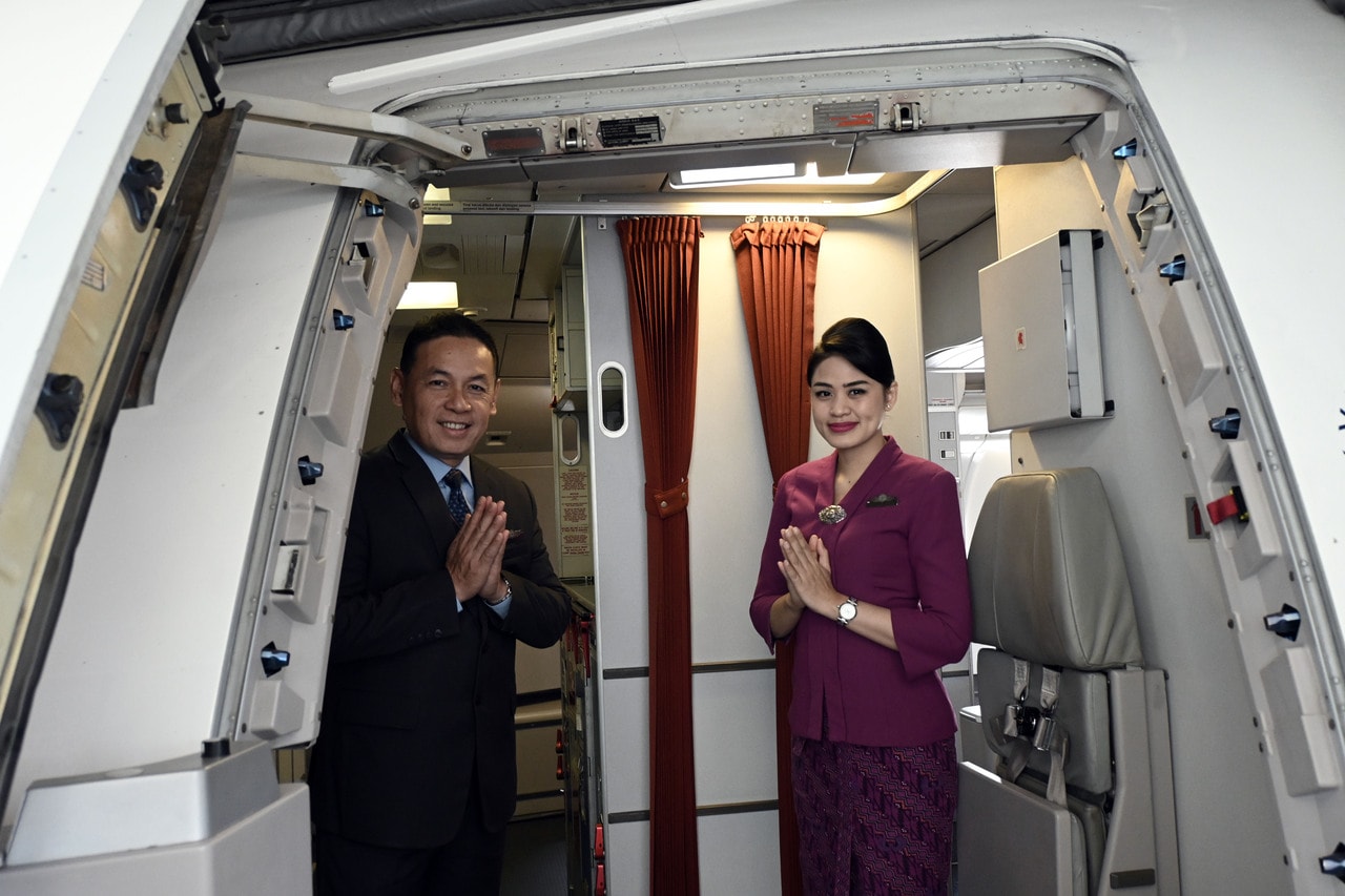 機内入り口で迎えてくれる、笑顔のキャビンアテンダントさん。