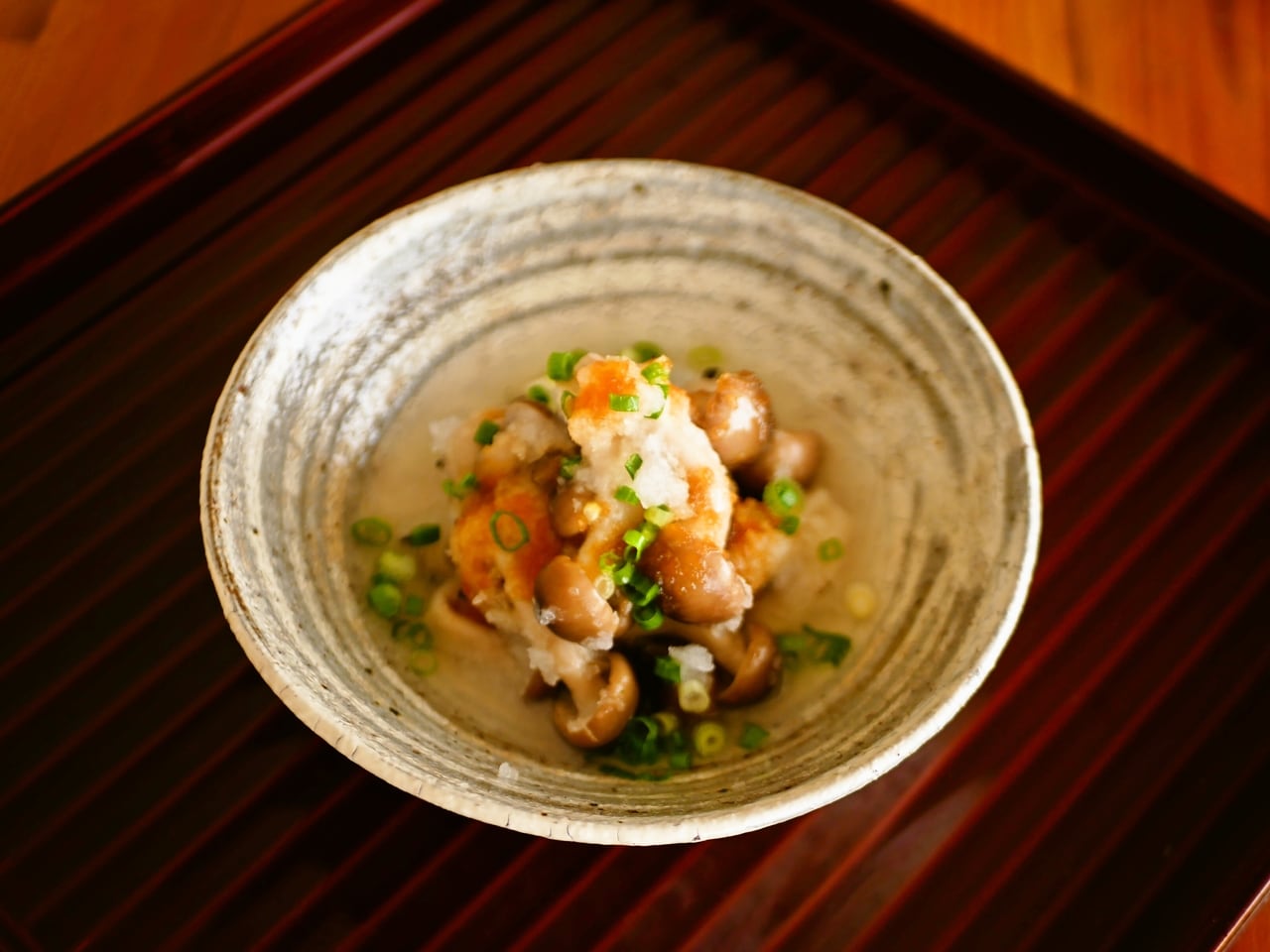 メニュー再現（3）　「汁も天ぷらもおいしかったけど、茹でて醤油と大根おろしっていうのがあたしは一番だったな」「そうねえ、キノコの味がいちばんよくわかるよねえ」（P.10～11）　調理・撮影／白央篤司