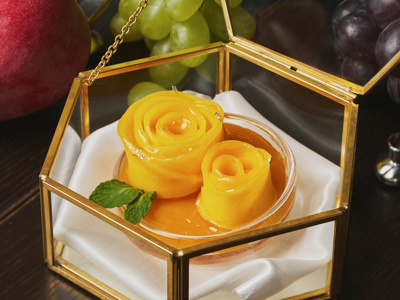 マンゴーのバラが繊細に花開く華やかな佇まいの「薔薇に見立てたマンゴーのショートケーキ」は、しっとりとしたスポンジと軽やかなシャンティーを重ね、アップルマンゴーで包み込むことで、果実の美しさと豊かな甘みを贅沢に堪能できるひと品。
