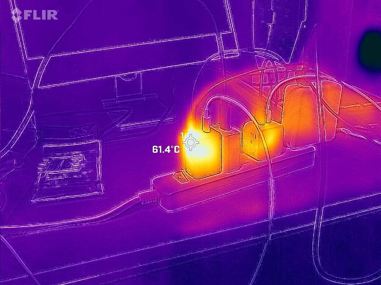 USB充電器は高熱になりがち。40℃台後半から50℃台は当たり前、充電中には60℃を超える場合も