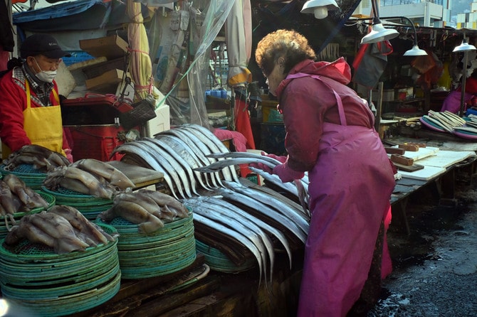 手を休めることなく、せっせと商品を並べる働き者。