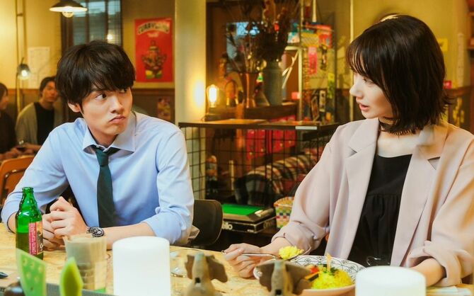 向井くん(赤楚)と波瑠演じる向井くんの友人・坂井戸さん。向井くんに「女の子ってこういう時どう思うの?」と相談された坂井戸さんが「“女の子”なんて人格はない」と返すというシーンが反響を呼んだ(番組公式SNSより)
