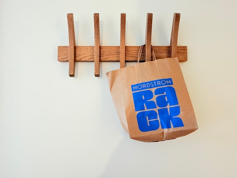 おしゃれで利便性の高い、壁面に設けられたフック。