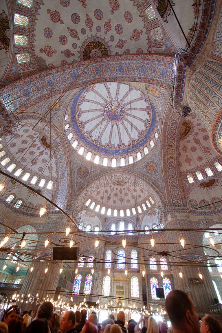 修復工事前の「ブルーモスク」の内部。美しい装飾のドームが連なっている。再びこの姿を見ることができるのは、修復が終わる2023年半ば以降。