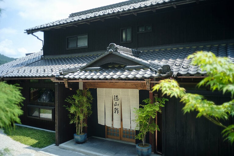 玄関には涼しげな暖簾。