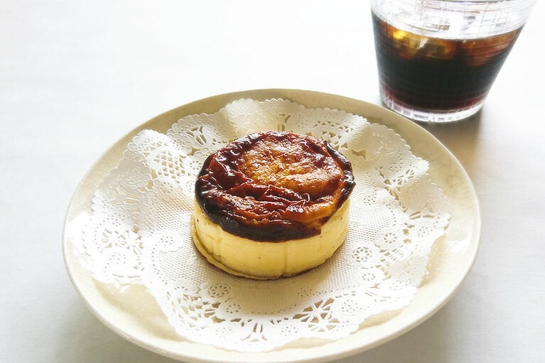 成城石井オリジナル バスクチーズケーキ399円。2個入り 759円もあり。