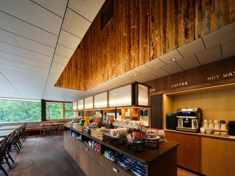 ラストコンビニ「Food & Drink Station」は24時間いつでもセルフレジで購入可能。充電・ネット環境も充実。