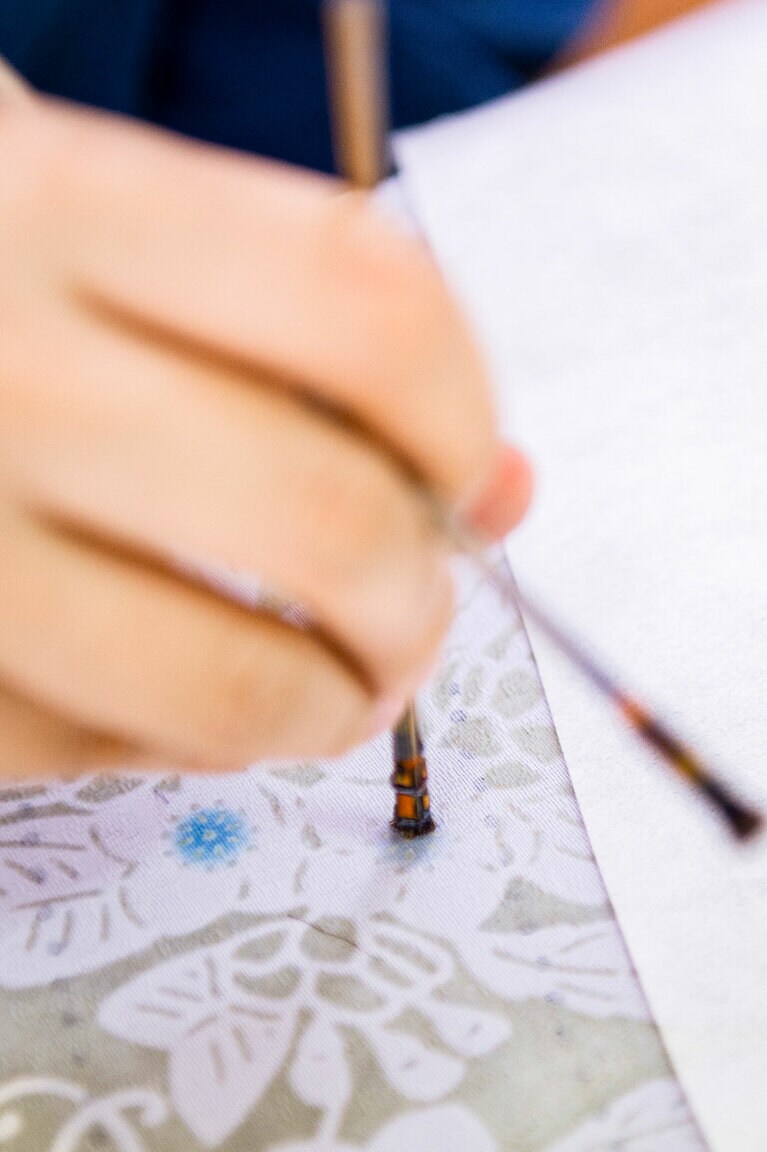 琉球びんがた独自の技法で行われる色差し工程「イルクベー(色配り)」。