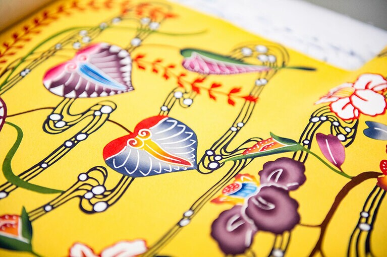 沖縄の自然や風物を鮮やかに表現している琉球びんがた(城間びんがた工房)。