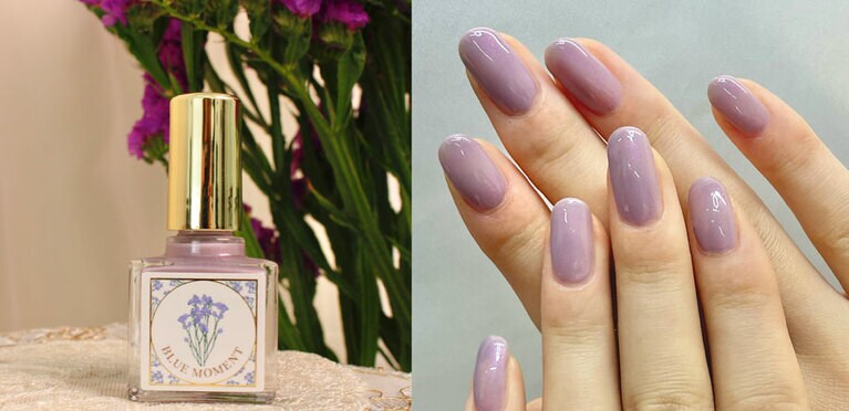 コアなファンが多そうなくすみピンクモーヴの“みとれる気品”。イメージフラワーはスターチス。