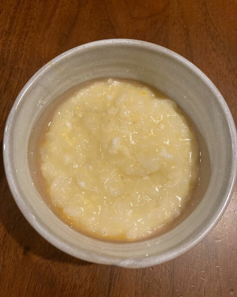 夕食の卵粥。この日の最後の食事となった。食べても食べてもお腹がすいた。