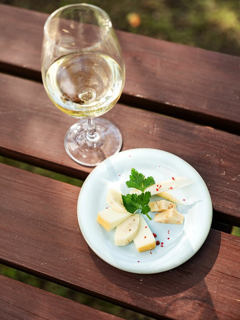 「庭カフェ」にて、グラスワイン 400円～、チーズ盛り合わせ 500円。