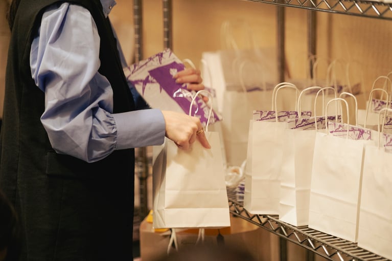 おみやげの袋詰めが尋常ならぬ速さ！